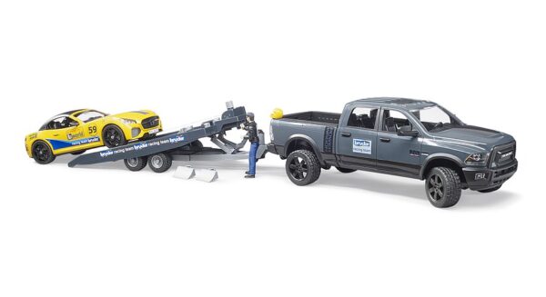 BRUDER 02504 Dodge Ram lava-auto, traileri, kilpa-auto ja hahmo