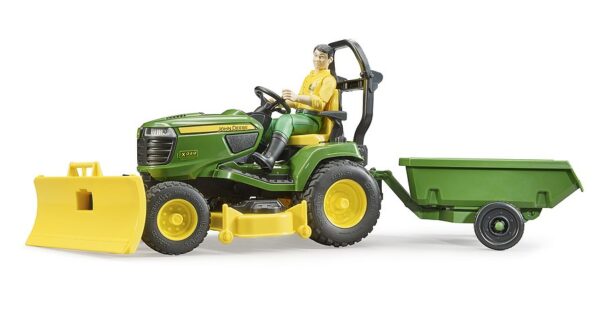 BRUDER 62104 John Deere -ajoleikkuri peräkärryllä, puutarhuri ja tarvikkeet